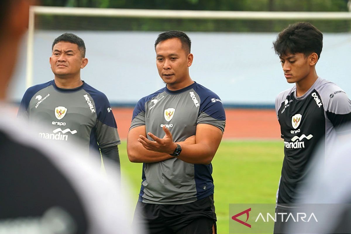 Here are some alternate title suggestions for "Sofie Imam Jadi Asisten Pelatih Fisik Timnas Indonesia":

1. "Sofie Imam Dilantik Sebagai Asisten Pelatih Fisik Timnas Indonesia"
2. "Sofie Imam Resmi Menjadi Asisten Pelatih Fisik untuk Timnas Indonesia"
3. "Mengawali Peran Baru: Sofie Imam Jadi Asisten Pelatih Fisik Timnas Indonesia"
4. "Sofie Imam Ambil Alih Posisi Asisten Pelatih Fisik Timnas Indonesia"
5. "Peran Baru Sofie Imam sebagai Asisten Pelatih Fisik Timnas Indonesia"
6. "Sofie Imam Bergabung Sebagai Asisten Pelatih Fisik di Timnas Indonesia"
7. "Sofie Imam Kini Menjadi Asisten Pelatih Fisik untuk Timnas Indonesia"

Feel free to choose one or let me know if you need more options!