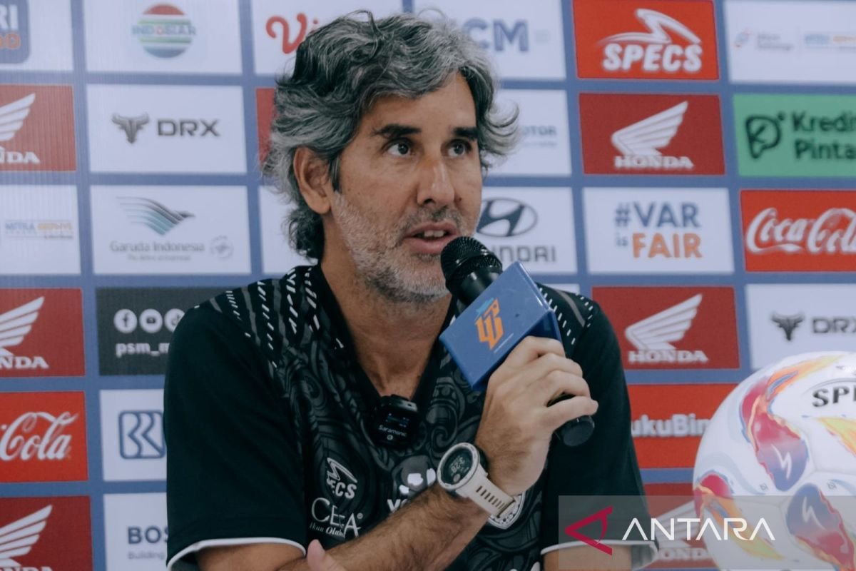 Here are some alternative titles for "Tinggalkan Bali United, Teco Cugurra tetap berkarier di Indonesia":

1. "Setelah Bali United: Teco Cugurra Melanjutkan Kariernya di Indonesia"
2. "Teco Cugurra Pindah dari Bali United tetapi Tetap Berkomitmen di Indonesia"
3. "Teco Cugurra Berpisah dengan Bali United: Langkah Baru di Dunia Sepak Bola Indonesia"
4. "Meninggalkan Bali United, Teco Cugurra Terus Berkarya di Tanah Air"
5. "Teco Cugurra: Dari Bali United ke Kesempatan Baru di Liga Indonesia"

Feel free to choose any of these titles or modify them to better fit your needs!