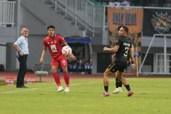 Here are several alternative titles based on "Pelatih sebut kemenangan Dewa United buah dari rencana matang":

1. "Pelatih: Strategi Matang Kunci Kemenangan Dewa United"
2. "Kemenangan Dewa United Berkat Rencana yang Terukur, Kata Pelatih"
3. "Dewa United Raih Kemenangan Berkat Persiapan yang Matang, Ungkap Pelatih"
4. "Pelatih Dewa United: Kemenangan Ini Hasil Rencana yang Matang"
5. "Kemenangan Dewa United: Buah dari Strategi yang Dipikirkan Matang oleh Pelatih"
6. "Pelatih Dewa United Sebut Kemenangan Berasal dari Persiapan yang Matang" 
7. "Strategi Terus Terukur, Kemenangan Dewa United Jadi Bukti, Kata Pelatih"

Feel free to choose any of the titles that resonate most!