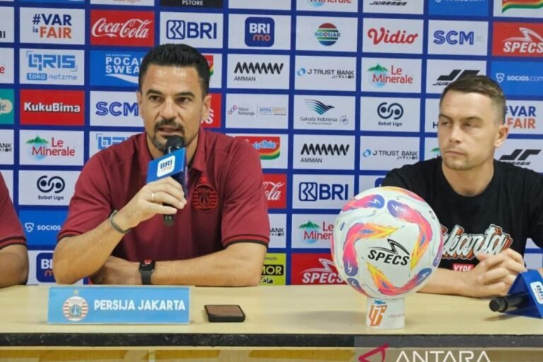 Pertandingan Seru: Doni Tri Beraksi saat Persija Jakarta Menjamu Semen Padang