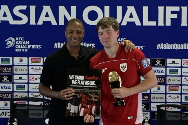 Here are some alternative titles for "Gol Penalti Ole Bawa Timnas Indonesia Tumbangkan China":

1. "Kemenangan Dramatis: Penalti Ole Mengantar Timnas Indonesia Taklukkan China"
2. "Momen Kunci: Gol Penalti Ole Perkuat Timnas Indonesia atas China"
3. "Ole Jadi Pahlawan: Timnas Indonesia Rebut Kemenangan dari China melalui Penalti"
4. "Taktik Jitu: Gol Penalti Ole Hasilkan Kemenangan Timnas Indonesia atas China"
5. "Penalti Ole: Kunci Sukses Timnas Indonesia Mengalahkan China"
6. "Indonesia Unggul: Gol Penalti Ole Menentukan Kemenangan Melawan China"
7. "Pertarungan Sengit: Timnas Indonesia Tumbangkan China Berkat Penalti Ole"
8. "Ole Membawa Restu: Gol Penalti yang Mengubah Arah Pertandingan Indonesia vs China"

Feel free to mix and match phrases from the suggestions above for even more variations!