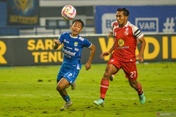 Berikut beberapa alternatif judul untuk "Bojan Hodak buka peluang turunkan pemain muda kontra Persita Tangerang":

1. "Bojan Hodak Siapkan Pemain Muda untuk Laga Melawan Persita Tangerang"
2. "Pelatih Bojan Hodak Pertimbangkan Pemain Muda Saat Hadapi Persita Tangerang"
3. "Bojan Hodak Buka Kesempatan untuk Pemain Muda Menghadapi Persita Tangerang"
4. "Bojan Hodak Beri Ruang bagi Pemain Muda di Pertandingan Melawan Persita Tangerang"
5. "Strategi Bojan Hodak: Pemain Muda Siap Tampil Kontra Persita Tangerang"

Jika Anda memerlukan lebih banyak alternatif atau variasi, silakan beri tahu!