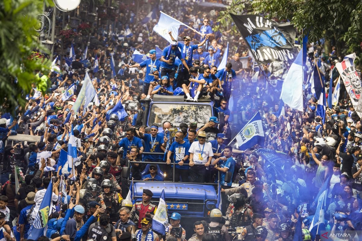 Here are some alternate title suggestions for "Menatap Sepak Mula Super League 2025/2026":

1. "Sambut Sepak Mula: Super League 2025/2026"
2. "Memulai Perjalanan: Super League 2025/2026"
3. "Langkah Pertama: Menyongsong Super League 2025/2026"
4. "Menyiapkan Diri: Super League 2025/2026 Dimulai"
5. "Menuju Kick-off: Super League 2025/2026"
6. "Mengawali Musim: Super League 2025/2026"
7. "Persiapan Sepak Mula: Super League 2025/2026"
8. "Laga Perdana: Menatap Super League 2025/2026"
9. "Menyongsong Musim Baru: Super League 2025/2026"
10. "Era Baru Sepak Bola: Memperkenalkan Super League 2025/2026"

Feel free to mix and match or modify these suggestions according to your preference!