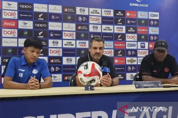 Pelatih Arema Tinjau Kinerja Tim Setelah Kekalahan dari Dewa United