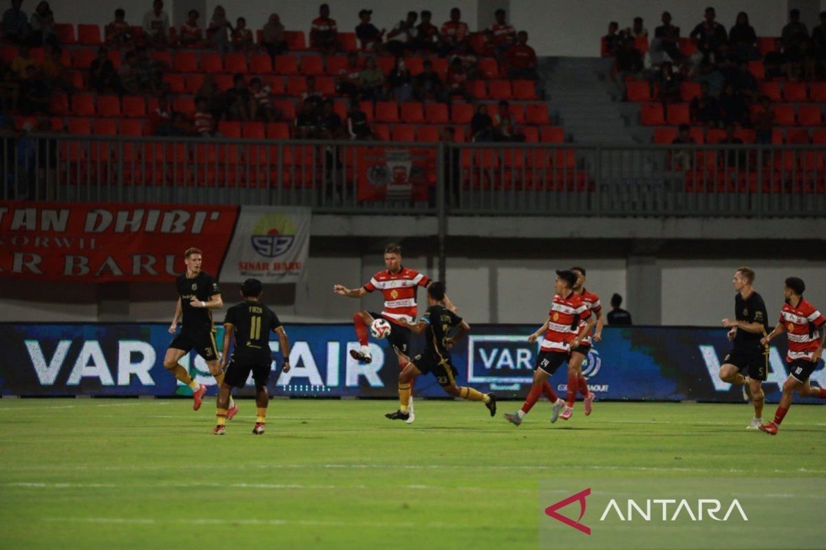 Here are some alternative titles for "Madura bermain imbang tanpa gol lawan Bhayangkara":

1. "Madura dan Bhayangkara Berbagi Poin Dalam Pertandingan Tanpa Gol"
2. "Pertandingan Tanpa Gol: Madura dan Bhayangkara Selesai Imbang"
3. "Madura vs Bhayangkara: Duel Ketat Berakhir Tanpa Pemenang"
4. "Kedua Tim Gagal Mencetak Gol: Madura imbang dengan Bhayangkara"
5. "Madura dan Bhayangkara: Pertandingan Seimbang Tanpa Gol"
6. "Laga Seru Tapi Tanpa Gol Antara Madura dan Bhayangkara"
7. "Madura dan Bhayangkara: Live Score Berakhir Imbang 0-0"
8. "Bermain Imbang: Madura dan Bhayangkara Tak Berhasil Rangkul Gol"

Feel free to use or modify any of these suggestions!