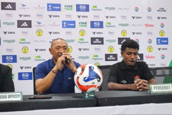 Here are a few alternate title suggestions for "Perasaan pelatih Persekat campur aduk setelah tundukkan PSMS":

1. "Emosi Pelatih Persekat Setelah Kemenangan atas PSMS"
2. "Perasaan Campur Aduk Pelatih Persekat Usai Mengalahkan PSMS"
3. "Persekat Raih Kemenangan: Reaksi Pelatih yang Beragam"
4. "Pelatih Persekat Ekspresikan Perasaan Campur Aduk Pasca Kemenangan Melawan PSMS"
5. "Kemenangan Bersejarah: Perasaan Pelatih Persekat Setelah Mengalahkan PSMS"

Feel free to use any of these or let me know if you'd like more options!