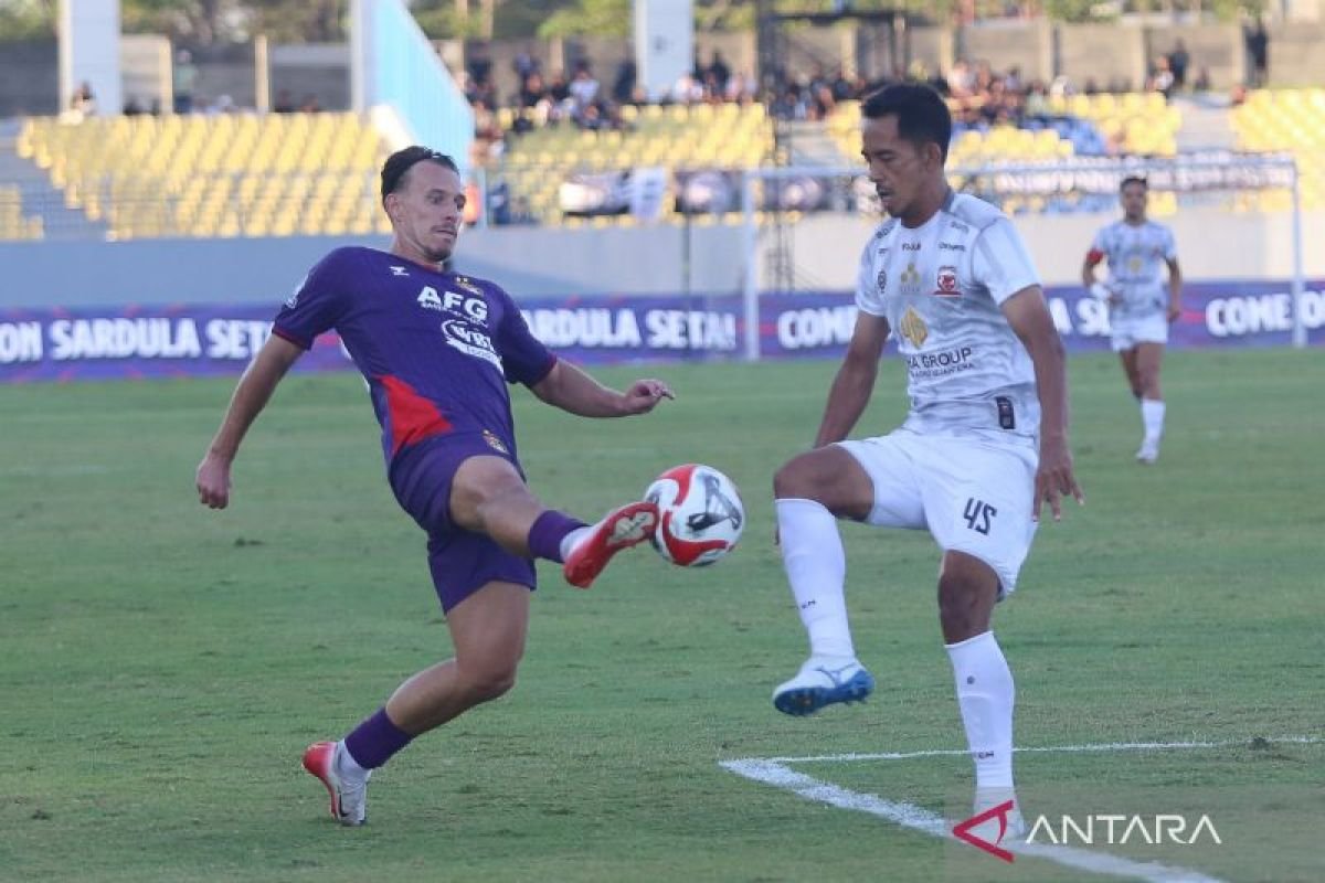 Here are some alternate titles for "Madura United Enggan Pandang Sebelah Mata Persita Tangerang":

1. "Madura United Tidak Remehkan Persita Tangerang"
2. "Madura United Siap Hadapi Persita Tangerang dengan Serius"
3. "Persita Tangerang: Lawan yang Tidak Boleh Dianggap Remeh oleh Madura United"
4. "Madura United Fokus Penuh Hadapi Persita Tangerang"
5. "Madura United Berhati-hati Menghadapi Ancaman dari Persita Tangerang"
6. "Tantangan Berat: Madura United Waspadai Persita Tangerang"
7. "Madura United: Menghadapi Persita Tangerang dengan Respek yang Tinggi"
8. "Persita Tangerang: Lawan yang Diperhitungkan oleh Madura United"
9. "Madura United Takkan Menganggap Remeh Persita Tangerang"
10. "Madura United Bersiap Maksimal Menghadapi Persita Tangerang"

Feel free to mix and match or modify any of the suggestions!