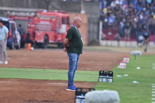 Bojan Hodak Minta Persib Bandung Berhati-hati Terhadap Ancaman Selangor FC