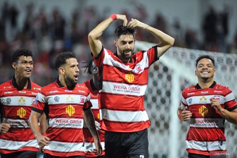 Berikut adalah beberapa alternatif judul untuk “Madura United Bidik Kemenangan Kandang Perdana Ketika Jumpa Persija”:

1. “Madura United Targetkan Kemenangan Pertama di Kandang Melawan Persija”
2. “Madura United Siap Raih Kemenangan Perdana di Hadapan Persija”
3. “Laga Krusial: Madura United Berambisi Menang di Kandang Lawan Persija”
4. “Kemenangan Perdana di Kandang Jadi Sasaran Madura United Saat Hadapi Persija”
5. “Madura United Optimis Meraih Poin Penuh di Kandang Melawan Persija”

Silakan pilih yang sesuai!