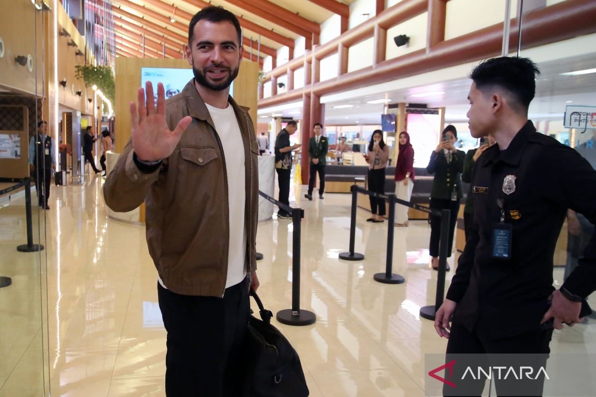 Berikut adalah alternatif judulnya:

"Jordi Amat dan Tim Siap Bertempur di Dua Laga Putaran Keempat" 

atau 

"Siap Tempur! Jordi Amat dan Rekan-rekan Hadapi Dua Pertandingan di Putaran Keempat