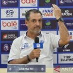 Berikut adalah beberapa alternatif judul untuk "Pelatih Arema Fokus Benahi Kebugaran Pemain Songsong 'Derbi Jatim'":

1. "Pelatih Arema Prioritaskan Kebugaran Pemain Menjelang 'Derbi Jatim'"
2. "Menyiapkan 'Derbi Jatim', Pelatih Arema Tingkatkan Kondisi Kebugaran Pemain"
3. "Kebugaran Pemain Jadi Fokus Utama Pelatih Arema menjelang 'Derbi Jatim'"
4. "Menatap 'Derbi Jatim', Pelatih Arema Memperkuat Kebugaran Pemain"
5. "Pelatih Arema Optimalisasi Kebugaran Pemain Untuk Pertandingan 'Derbi Jatim'"

Semoga bermanfaat!