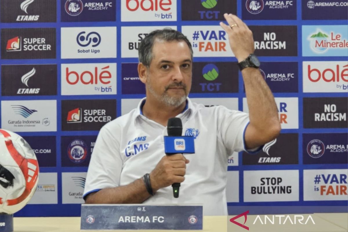 Berikut adalah beberapa alternatif judul untuk "Pelatih Arema Fokus Benahi Kebugaran Pemain Songsong 'Derbi Jatim'":

1. "Pelatih Arema Prioritaskan Kebugaran Pemain Menjelang 'Derbi Jatim'"
2. "Menyiapkan 'Derbi Jatim', Pelatih Arema Tingkatkan Kondisi Kebugaran Pemain"
3. "Kebugaran Pemain Jadi Fokus Utama Pelatih Arema menjelang 'Derbi Jatim'"
4. "Menatap 'Derbi Jatim', Pelatih Arema Memperkuat Kebugaran Pemain"
5. "Pelatih Arema Optimalisasi Kebugaran Pemain Untuk Pertandingan 'Derbi Jatim'"

Semoga bermanfaat!