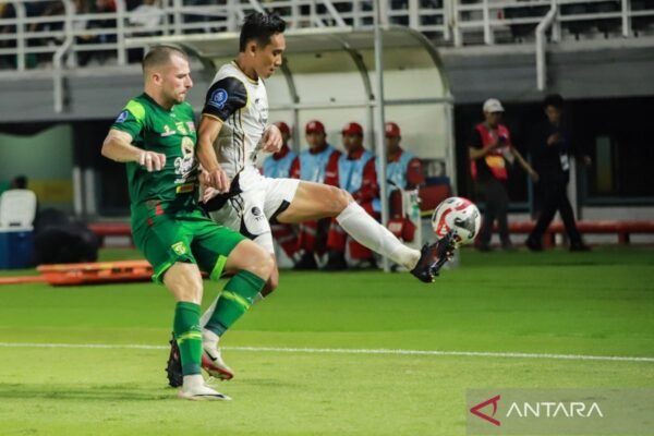 Here are some alternate title suggestions for "Jadwal Super League pekan ke-10: Madura vs Persija, Persib vs Persis":

1. "Super League Week 10 Fixtures: Madura Clashes with Persija, Persib Takes on Persis"
2. "Jadwal Pekan Ke-10 Super League: Pertarungan Madura vs Persija dan Persib vs Persis"
3. "Week 10 Super League Matchups: Madura vs Persija, Persib vs Persis"
4. "Super League Match Schedule: Week 10 Showdowns - Madura vs Persija, Persib vs Persis"
5. "Pekan Ke-10 Super League: Duel Seru Madura vs Persija dan Persib vs Persis"
6. "Super League Week 10: Madura Battles Persija, Persib Faces Persis"
7. "Jadwal Pertandingan Super League Pekan ke-10: Madura Vs Persija dan Persib Vs Persis"

Feel free to choose any of these or modify them further!